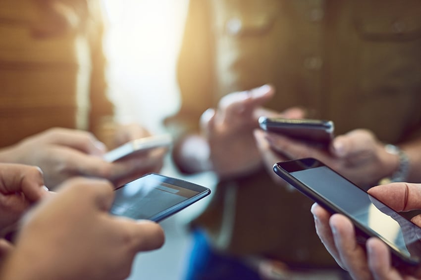Gruppe von Personen, die gleichzeitig Smartphones nutzen. 